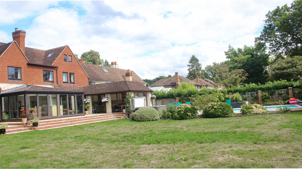 Large Villa In Farnborough
